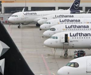 <i>Según Lufthansa, los vuelos cancelados son rutas no rentables desde los aeropuertos de Fráncfort y Múnich. (Foto:EFE)</i>