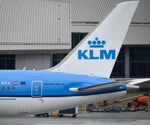 <i>Un avión Boeing 787-10 de KLM Royal Dutch Airlines rueda después de aterrizar durante el Desafío de Vuelo Sostenible 2023 en el Aeropuerto Internacional de Los Ángeles (LAX) en Los Ángeles, California, el 17 de mayo de 2023. FOTO Patrick T. Fallon / AFP</i>