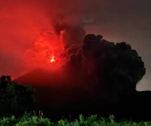 <i>Los flujos están compuestos por gases, ceniza y bloques de roca a alta temperatura que descienden del cráter del volcán. FOTO @ConredGuatemala</i>