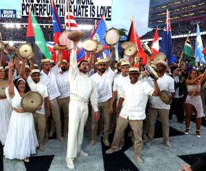 <i>El cantante puertorriqueño Bad Bunny durante su actuación en el descanso del Super Bowl en Santa Clara, California, Estados Unidos. El conjunto blanco con el que la estrella puertorriqueña Bad Bunny actuó en el descanso del Super Bowl fue diseñado por la marca española Zara, según informó este domingo la revista Vogue. EFE/Acoustyle </i>