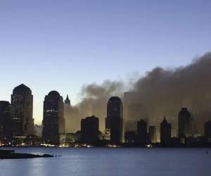 <i>Fotografía de archivo del humo en los restos del World Trade Center, tras los atentados del 11 de septiembre de 2001, en Nueva York. EFE/Tannen Maury</i>