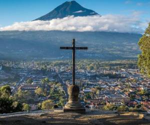 <i>Foto desde el Cerro de la Cruz, Antigua Guatemala. El país está en la temporada de visitas de grandes grupos que gastan entre US$100 y US$130 diarios cada uno, que se distribuyen entre los hoteles, operadores y economía informal. Foto CAMTUR</i>