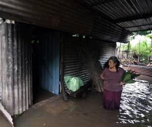 <i>Una mujer es vista en su casa inundada después del paso de la tormenta tropical Pilar en la aldea de Los Ángeles, en Zacatecoluca, El Salvador, el 1 de noviembre de 2023. FOTO MARVIN RECINOS / AFP</i>