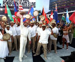 <i>El cantante puertorriqueño Bad Bunny durante su actuación en el descanso del Super Bowl en Santa Clara, California, Estados Unidos. El conjunto blanco con el que la estrella puertorriqueña Bad Bunny actuó en el descanso del Super Bowl fue diseñado por la marca española Zara, según informó este domingo la revista Vogue. EFE/Acoustyle </i>