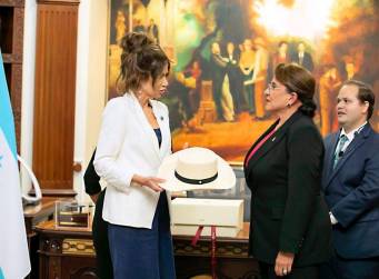 <i>La presidenta Xiomara Castro y la secretaria de Seguridad Nacional de Estados Unidos abordaron temas migratorios y fronterizos; al cierre del encuentro, Kristi Noem recibió un obsequio hecho por manos hondureñas FOTO CORTESÍA / PRESIDENCIA HONDURAS</i>