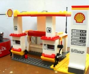 LEGO y Shell tienen un acuerdo para que la imagen que representa a su marca estuviera en muchas sets de juguetes de gasolineras y automóviles de Ferrari, a manera de regalo promocional. (Foto: Archivo).