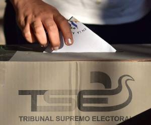 Una mujer vota para las elecciones presidenciales en El Salvador este 3 de febrero de 2019. Los centros de votación abrieron con fuertes dispositivos de seguridad. (Foto Luis ACOSTA / AFP)