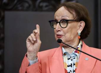 <i>La actual secretaria general de la Conferencia de la ONU sobre Comercio y Desarrollo (UNCTAD) y exvicepresidenta de Costa Rica (1994-1998), Rebeca Grynspan, habla durante una conferencia de prensa este miércoles, en San José (Costa Rica). Costa Rica postulará a Grynspan para el cargo de secretaria general de la Organización de las Naciones Unidas (ONU). EFE/ Jeffrey Arguedas</i>