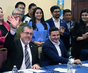<i>El presidente electo de Guatemala, Bernardo Arévalo (izq.), saluda durante una conferencia de prensa en la ciudad de Guatemala el 8 de diciembre de 2023. FOTO JOHAN ORDONEZ / AFP</i>