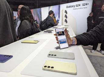 <i>Un hombre sostiene el nuevo teléfono insignia Galaxy repleto de funciones de inteligencia artificial en un evento mediático en la ciudad de San José, California, en Silicon Valley, el 17 de enero de 2024. FOTO Glenn CHAPMAN/AFP</i>