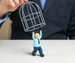 El gaslighting corporativo es la manipulación sistemática con la que un líder induce a sus colaboradores a desconfiar de su propia memoria y su criterio. (Foto: Shutterstock)