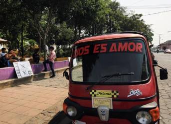<i>Vista de una moto-taxi que muestra una pegatina que dice Dios es Amor en el pueblo de Diriomo, también conocido como el pueblo de las brujas, en el departamento de Granada, Nicaragua, el 6 de mayo de 2023. FOTO STR / AFP</i>