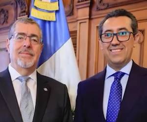 Presidente Bernardo Arévalo y el destituido Jonathan Menkos, quien estuvo sólo ocho días al frente del Banco de Guatemala. (Foto: Presidencia de Guatemala)