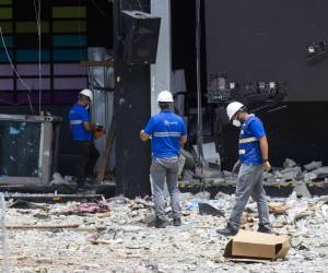 <i>Funcionarios de la Oficina Nacional de Evaluación Sísmica y Vulnerabilidad de Infraestructura y Edificaciones (Onesvie), trabajan en la investigación técnica que se lleva a cabo en la discoteca Jet Set este lunes en Santo Domingo (República Dominicana). Las víctimas mortales de la tragedia de la discoteca de Santo Domingo aumentan a 231, de ellas 221 en el local mismo y 10 en los centros sanitarios a los que fueron trasladadas heridas, informó este lunes la ministra de Interior y Policía de República Dominicana, Faride Raful. EFE/Orlando Barría</i>