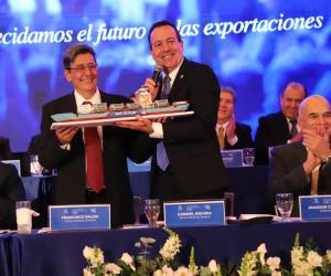 <i>Francisco Ralda recibe la presidencia de Agexport. Oficiliazó su nombramiento el presidente saliente, Gabriel Biguria. FOTO AGEXPORT</i>