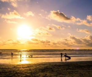 <i>Más costarricenses han dejado sus viviendas debido al alza en precio de sus propiedades y costo de vida. En paralelo, más tierras de la zona pasaron a ser propiedad de agentes privados de bienes raíces o extranjeros. FOTO SHUTTERSTOCK</i>