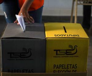 <i>Una mujer vota durante las elecciones presidenciales y legislativas en un colegio electoral en el barrio La Campanera en Soyapango, El Salvador, el 4 de febrero de 2024. FOTO CAMILO FREEDMAN / AFP</i>