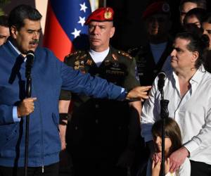 <i>El empresario colombiano Alex Saab (C) habla junto al presidente de Venezuela, Nicolás Maduro (L), el presidente de la Asamblea Nacional de Venezuela, Jorge Rodríguez (R), y la esposa de Saab, Camilla Fabri (C-R), en el Palacio Presidencial de Miraflores en Caracas en diciembre. FOTO Federico Parra/AFP</i>