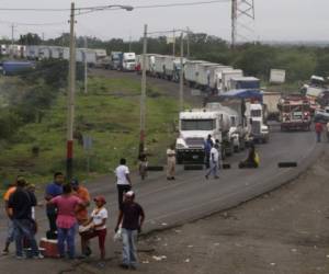 Anti-government demonstrators set up a tyre-barricade to block a road, during protests in the Nicaraguan town of 'Las Maderas', some 50 km from Managua on June 06, 2018. At least 121 people have been killed in a wave of protests since April 18 against President Daniel Ortega's government, Nicaragua's main human rights group said Tuesday, calling it a 'human tragedy.' President Daniel Ortega will meet Nicaragua's Catholic bishops Thursday to discuss resuming church-mediated talks on ending a political crisis and protest violence that has left more than 120 people dead, the bishops' conference said. / AFP PHOTO / INTI OCON