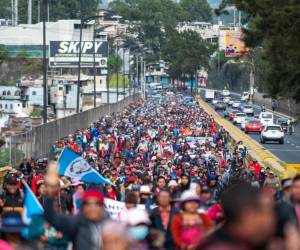 <i>Vista aérea de personas que participaron en la Marcha por la Democracia para exigir la renuncia de la Fiscal General Consuelo Porras y del fiscal Rafael Curruchiche, acusados de generar una crisis electoral, en la Ciudad de Guatemala el 7 de diciembre de 2023. FOTO CARLOS ALONZO / AFP</i>