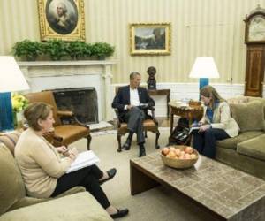 La consejera de Seguridad Interior estadounidense Lisa Monaco (izquierda) y la secretaria del Departamento de Sanidad, Sylvia Burwell, reunidas con el presidente de EE.UU., Barack Obama. (Foto: AFP).