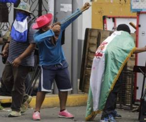 Demonstrators remain behind an improvised barricade during clashes with riot police within protests in Monimbo neighborhood in Masaya, some 40km from Managua on June 2, 2018.The death toll from weeks of violent unrest in Nicaragua rose to almost 100 as embattled President Daniel Ortega rejected calls to step down and the Catholic church, which has tried to mediate the conflict, refused to resume the dialogue. / AFP PHOTO / INTI OCON
