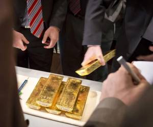 <i>Imagen de archivo de varios empleados del Bundesbank comprobando unos lingotes de oro. EFE/Frank Rumpenhorst</i>