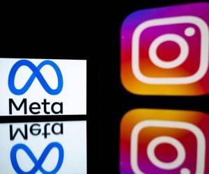 <i>(ARCHIVOS) Esta fotografía tomada el 12 de enero de 2023 muestra un teléfono inteligente y una pantalla de computadora que muestra los logotipos reflejados de la aplicación Instagram y su empresa matriz Meta en Toulouse, suroeste de Francia. FOTO Lionel BUENAVENTURA / AFP</i>