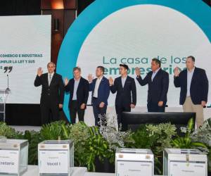 Karim Qubain junto a los demás miembros de la junta directiva durante la juramentación. FOTO LP / GRUPO OPSA