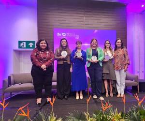 <i>Adriana Lizano Fernández, fundadora y gerente comercial de ADA Robotics; Graciela Rivera, cofundadora de DiAmíti y de Women in Data Science Costa Rica, y gerente estratégica de datos de IA; Lorna Peraza, especialista en gamificación y diseño de juegos y fundadora de Genius Lab; y Rocío Pinto, CEO y fundadora de Multiverse. Moderadora: Claudia Contreras, editora de innovación de E&amp;N. FOTO E&amp;N </i>
