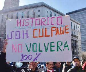 <i>La gente reacciona frente al tribunal federal de Manhattan después de que un jurado declarara culpable de tráfico de drogas al ex presidente hondureño Juan Orlando Hernández, el 8 de marzo de 2024, en la ciudad de Nueva York. FOTO Kena Betancur/AFP</i>