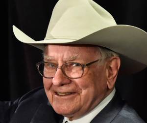 <i>Hay reportes actualmente circulando en las redes sociales (incluyendo Twitter, Facebook y TikTok) sobre comentarios supuestamente hechos por Warren E. Buffett. Todos esos reportes son falsos, indicó en un inusual comunicado la empresa Berkshire Hathaway, que él dirige. FOTO EFE</i>