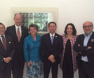 La semana pasada el embajador Berhard Garside publicó esta foto donde aparece junto Julio Anibal Riaño, embajador de Colombia; Garside, Maryse Guilbeault embajadora de Canadá; Douglas Meléndez, fiscal General de El Salvador; Jean Manes, embajadora de Estados Unidos; y Francisco Rabena, embajador de España.