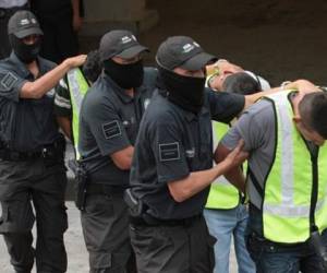 Policías federales conducen a 36 policías municipales, además de otros 17 miembros del grupo Guerreros Unidos. (Foto: Agencias-Infolatam)
