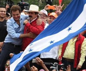 Tanto Zelaya como Nasralla indicaron que las manifestaciones convocadas por la Alianza de Oposición son 'pacíficas', y denunciaron que los actos vandálicos son provocados por personas infiltradas a las protestas que, según versiones de medios locales, han dejado al menos siete muertos. (Foto: AFP)