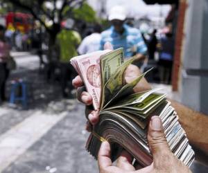La liberalización de divisas propuesta por el FMI empujaría la cotización hasta el rango entre L25 y L27 en los próximos 12 meses, frente a los 21 lempiras del día de hoy. (Foto: laprensa.hn).