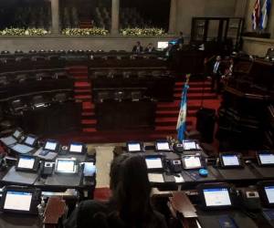 <i>Vista del interior del Congreso de Guatemala después de la suspensión temporal de la inauguración de la nueva legislatura poco antes de la ceremonia de inauguración de Bernardo Arévalo, en la Ciudad de Guatemala el 14 de enero de 2024. FOTO MARIA JOSE BONILLA / AFP</i>