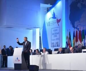 Obama conversó a puerta cerrada con los disidentes cubanos Manuel Cuesta y Laritza Diversent, durante un debate de la sociedad civil al margen del foro hemisférico. (Foto: AFP)