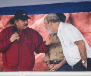 Daniel Ortega (izquierda) junto al exmagistrado sandinista Rafael Solis en una foto del 7 de julio de 2017 en la celebración del 38 aniversario de 'El Repliegue'. Solis renunció el 8 de enero a su cargo y a la militancia sandinista y se convierte en la salida de más peso desde el inicio de la crisis que vive Nicaragua.