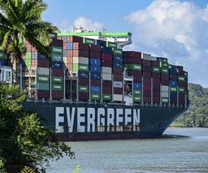 <i>(ARCHIVOS) Vista de buques de carga cerca de las esclusas de Miraflores, en el Canal de Panamá, el 11 de enero de 2024. El Canal de Panamá aumentará de 24 a 27 el número de embarcaciones que transitan diariamente por la vía fluvial, debido al aumento en el nivel de los lagos que abastecen de agua a esta ruta interoceánica. FOTO MARTÍN BERNETTI / AFP</i>