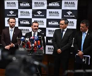 <i>El director general de la Policía Federal de Brasil, Andrei Rodrigues (c), habla en una rueda de prensa, este 10 de abril de 2026, en Brasilia (Brasil). EFE/ André Borges</i>