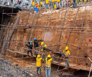 <i>Otro hundimiento, en el cual los trabajos de reparación continúan, es el del kilómetro 17,5 de la ruta al Pacífico, también en Villa Nueva. FOTO COVIAL.</i>