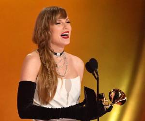 <i>La cantautora estadounidense Taylor Swift acepta el premio al Mejor Álbum Vocal Pop por Midnights en el escenario durante la 66ª Entrega Anual de los Premios Grammy en el Crypto.com Arena de Los Ángeles el 4 de febrero de 2024. FOTO Valérie Macon / AFP</i>