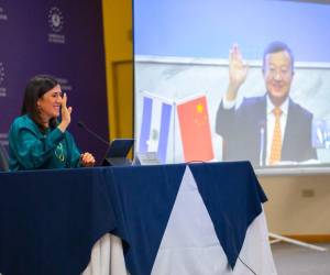 <i>Durante una conferencia virtual conjunta, la ministra María Luisa Hayem y el viceministro de Comercio de China, Wang Shouwen. FOTO @EconomiaSV</i>