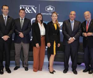 <i>Crisitina Ronski, la primera CEO mujer de Walmart Centroamérica, quien se hizo acompañar de Roberto Lara, CEO de Castillo Hermanos; Camilo Atala, presidente de Grupo Ficohsa; además de Luis Lara, CEO de Corporación BI. Este espacio tuvo la moderación de Velia Jaramillo, editora general de E&amp;N e Italo Pizzolante, socio fundador de PIZZOLANTE. FOTO E&amp;N</i>