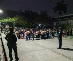 México: encuentran a 175 migrantes en un camión, 30 de ellos menores no acompañados