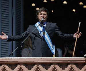 <i>El nuevo presidente de Argentina, Javier Milei, habla ante la multitud desde un balcón del palacio de gobierno de la Casa Rosada durante el día de su toma de posesión en Buenos Aires el 10 de diciembre de 2023. FOTO Emiliano Lasalvia / AFP</i>