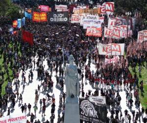<i>Vista aérea de manifestantes en la Plaza de Mayo durante la primera manifestación contra el nuevo gobierno de Javier Milei en Buenos Aires, tomada el 20 de diciembre de 2023. FOTO JUAN MABROMATA / AFP</i>