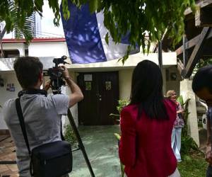 <i>Al expresidente de Panamá se le ha llevado muebles, electrodomésticos y hasta pintura a la embajada de Nicaragua en Panamá. FOTO MARTIN BERNETTI / AFP</i>