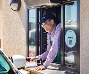 El nuevo CEO de Starbucks podría estar sirviendo tu próximo café